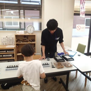 クワガタの説明をする専門家