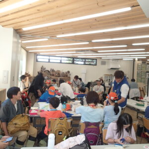 トンボの標本を作るヤンマ団の子どもたち