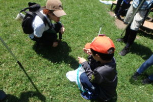 トンボ採りをするヤンマ団の子どもたち