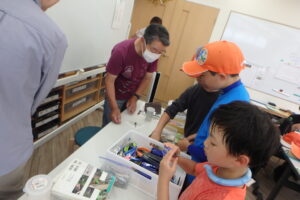 トンボの先生に教えてもらう子供達