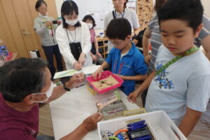 トンボの先生に教えてもらう子供達