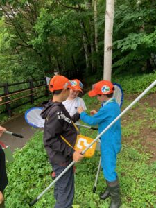 楽しく生き物を観察する団員