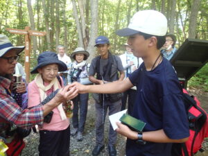 トンボを見せてくれる中学生と参加者