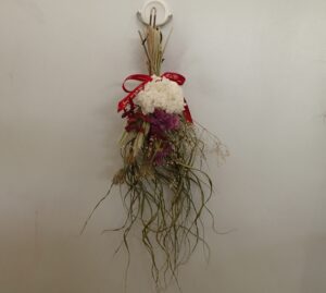 ドライリーフやフラワーで作られたミニスワッグ