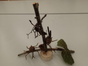 木にとまった虫のオブジェ