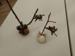 飛ぶ虫をぶら下げたオブジェ