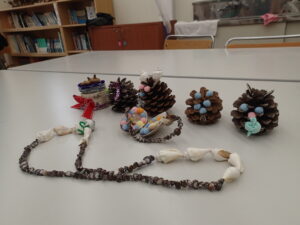 マツボックリで生き物を表現した作品