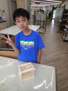 竹ひごで虫かごを作った参加者