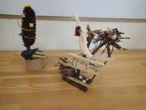 さまざまな材料を付けたオブジェ