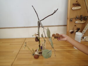 飛ぶ虫をぶら下げたクラフト