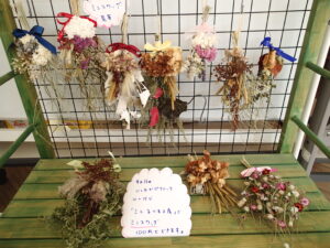 ドライフラワーを束ねてぶら下げて作った