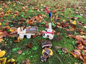 森の中に並んだ車