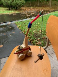 幹を吊るして持ち上げる車