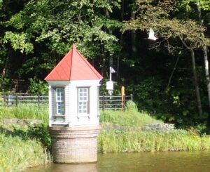 赤い屋根の取水塔と白い鳥