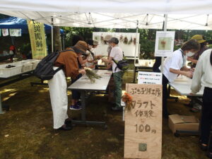 クラフトづくりを楽しむ来園者