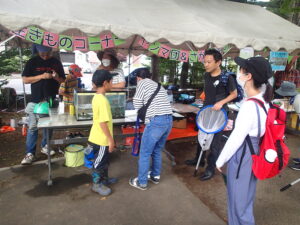 水槽をのぞく親子