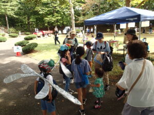 トンボをの翅を背負った子供