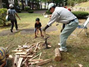 薪割り体験をする子供