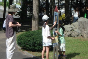 顔はめパネルで遊ぶ子どもたち