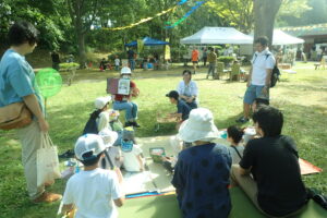 本の読み聞かせを楽しむ子どもたち