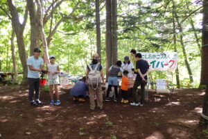 プレーパークコーナーで遊ぶ親子