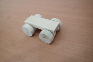 木製の動く車の土台