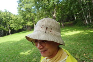 帽子にとまったトンボ