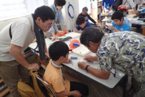 トンボの先生が子供に指導してくれている