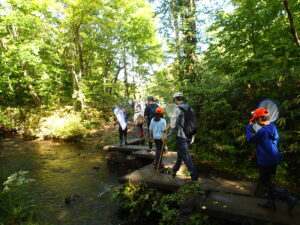 広場でトンボの採集に出かける団員