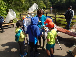 休憩に食べる飴を選ぶ団員達