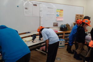 顕微鏡をのぞく団員