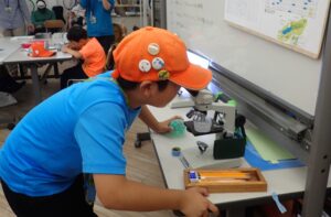 顕微鏡をのぞく団員