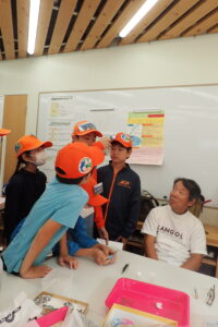 トンボの先生に質問する団員