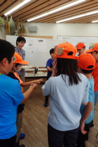 じゃんけんする団員