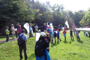 広場でトンボの採卵が出来たか報告し合う団員