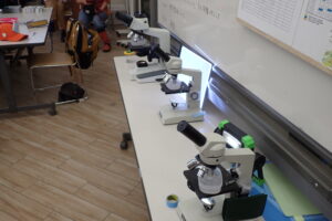 机に並べた顕微鏡