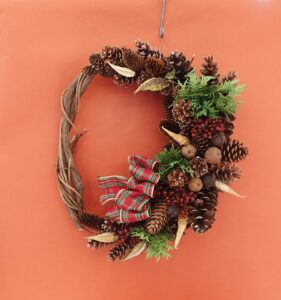 赤いリボンのついたクリスマスリース