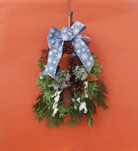 淡いブルーのリボンのついたクリスマスリース