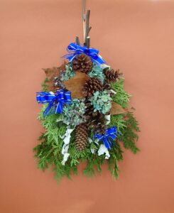 鮮やかなブルーの小さなリボンが３つついたリース