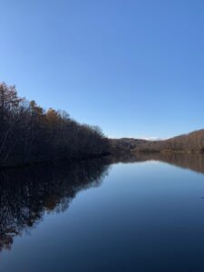 青い空が映る池