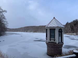 凍った池と取水塔