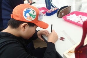 標本整理にラベルに記入する子ども