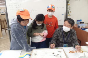 トンボの専門家に質問する団員