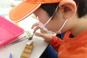 階段状の道具を使って、高さを揃える