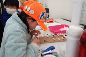 標本整理に集中して作業する子ども