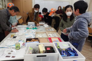 見本を見たりスタッフにアドバイスを貰う団員