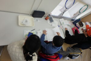 標本整理に集中して作業する子ども