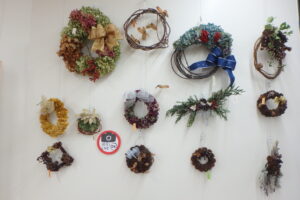 リボンのついたクリスマスリース