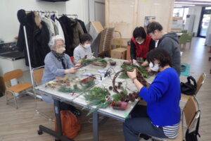 クリスマスリースつくり中