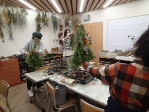 大きなスワッグをバランスを見ながら、組み立てます。